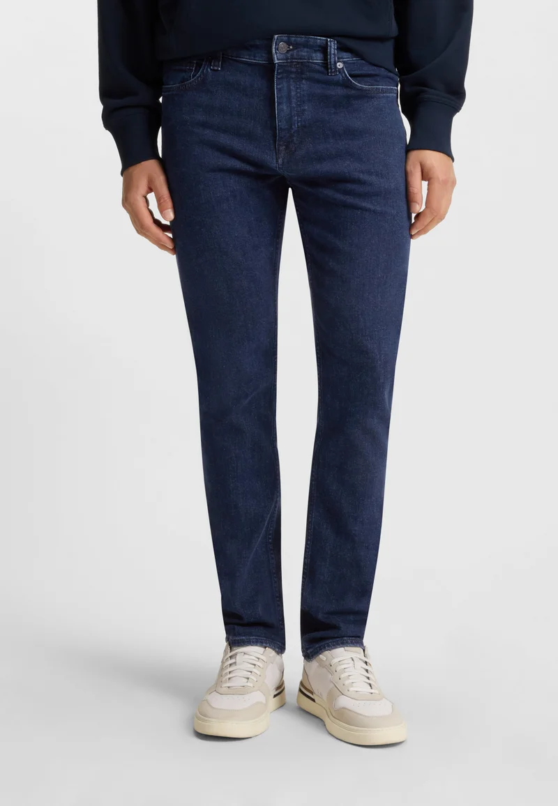 بوس جينز ديلاوير بقصة ضيقة من قماش الدينم المطاطي باللون الأزرق النيلي