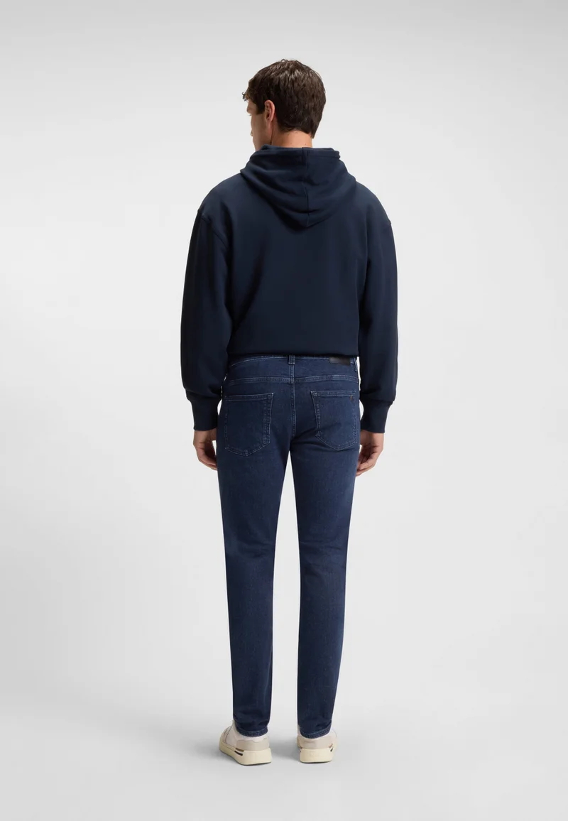 بوس جينز ديلاوير بقصة ضيقة من قماش الدينم المطاطي باللون الأزرق النيلي