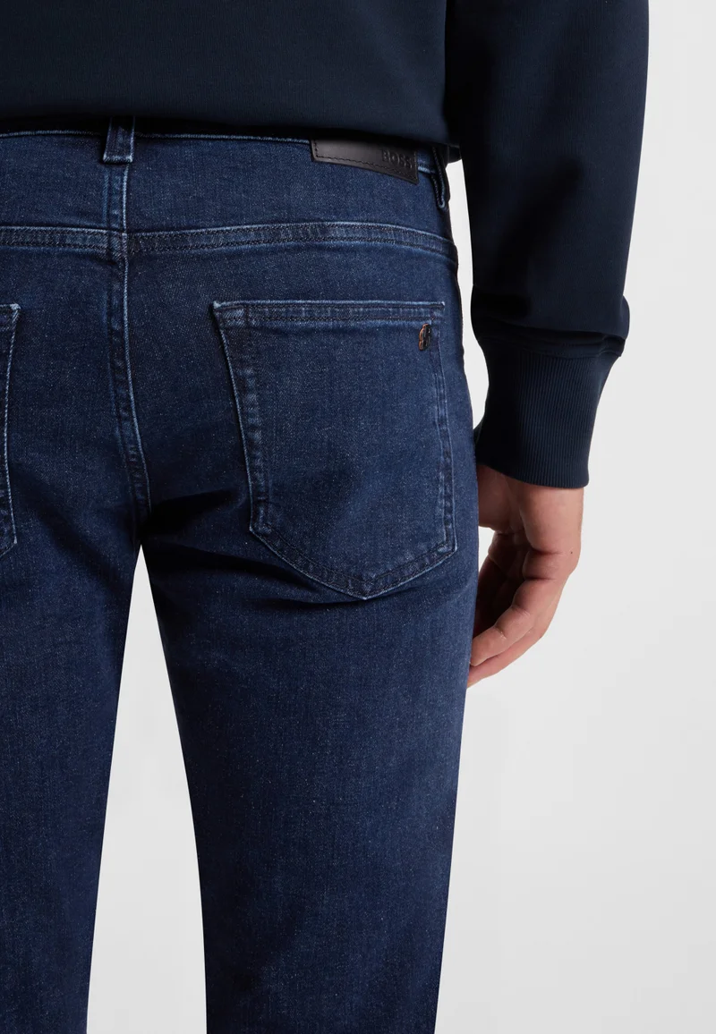 بوس جينز ديلاوير بقصة ضيقة من قماش الدينم المطاطي باللون الأزرق النيلي