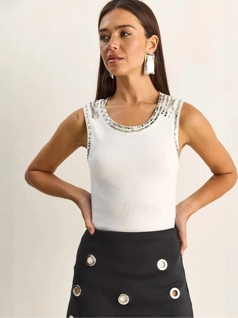 بيانكو لوتشي LUCCI Ribbed Sleeveless Crew Neck Blouse with Stone Accessory