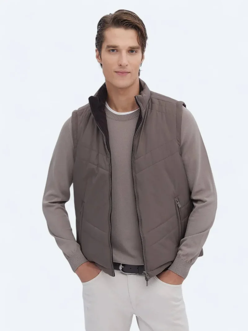 كيب سترة منفوخة منسوجة بلون المنك الداكن، بقصة عادية وغطاء رأس مخفي، مناسبة للإطلالات الكاجوال.