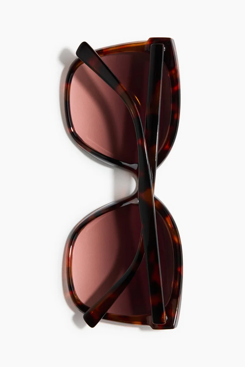 اتش اند ام نظارة شمسية بتصميم مربع