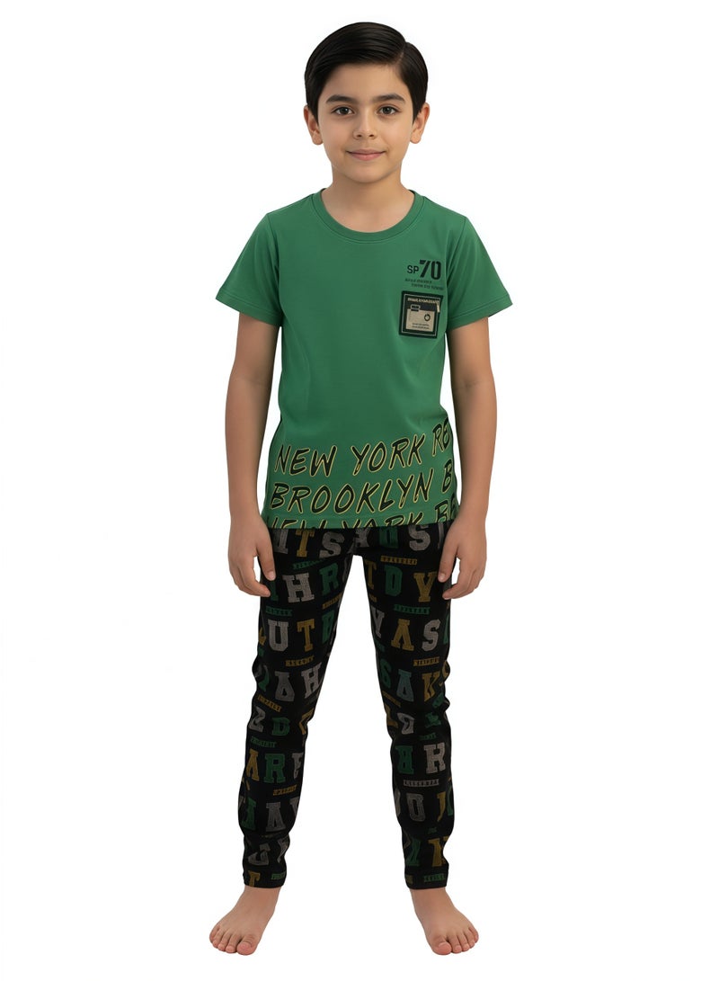 جوانا طقم بيجاما أولادي مطبوع نيويورك بروكلين بقميص نصف كم وبنطال طويل - أخضر/أسود - Image 1