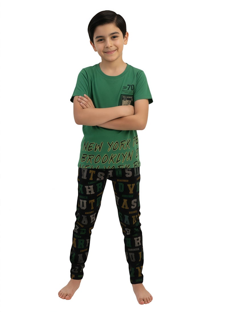 جوانا طقم بيجاما أولادي مطبوع نيويورك بروكلين بقميص نصف كم وبنطال طويل - أخضر/أسود - Image 2