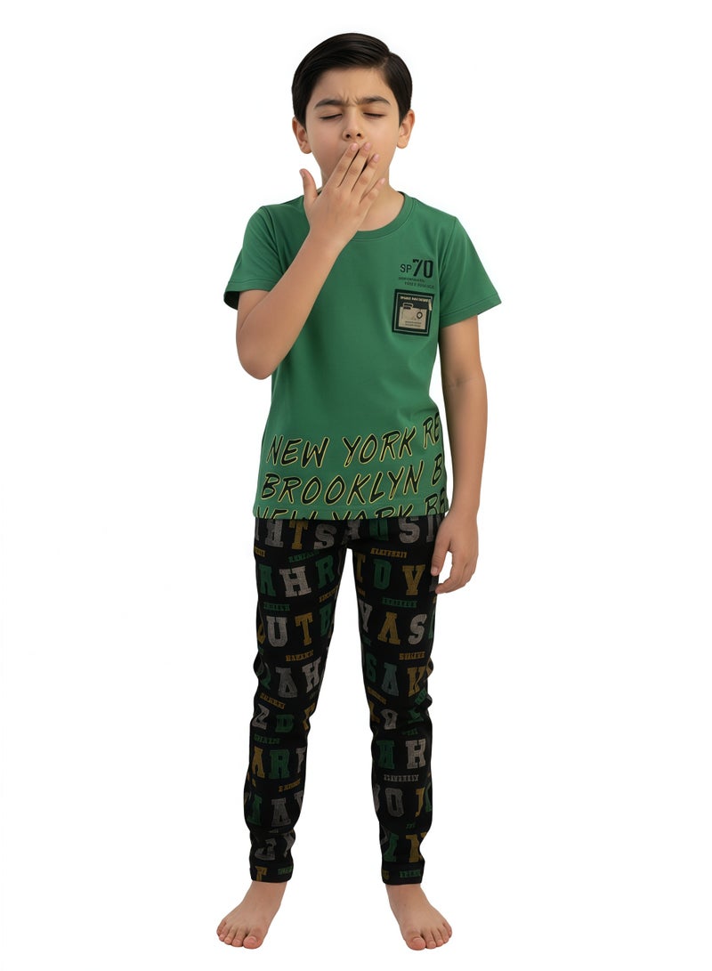 جوانا طقم بيجاما أولادي مطبوع نيويورك بروكلين بقميص نصف كم وبنطال طويل - أخضر/أسود - Image 4