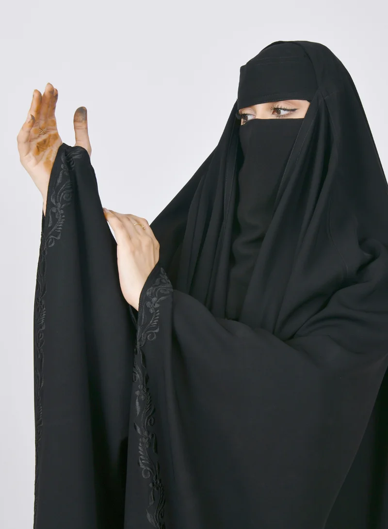 HAWRAA ABAYA Wrap head abaya, butterfly model, with a finger opening and fine embroidery on both sides of the sleeves