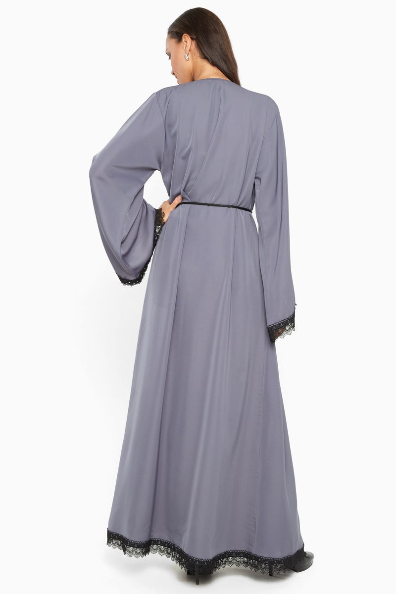 النخبة عباية لف رمادية فاتحة رائعة بأكمام مزينة بدانتيل كروشيه وإغلاق - Image 3