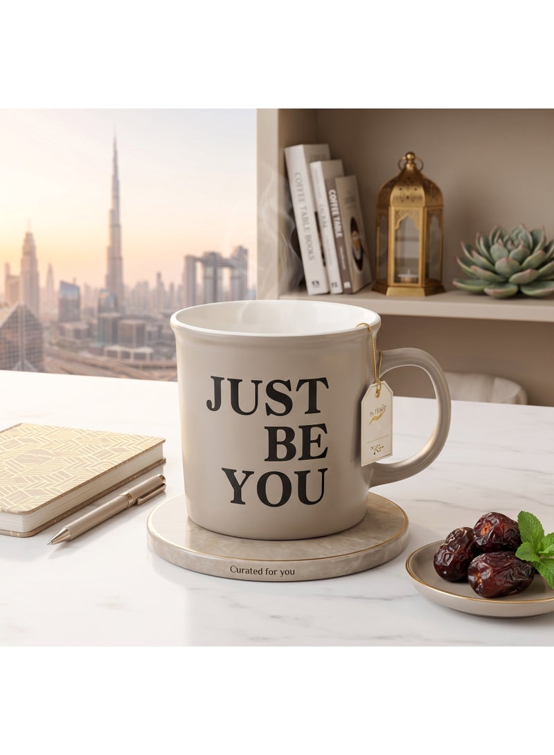 طقم أكواب قهوة سيراميك مينيماليست (عبوة من 2) مع طباعة 'But First, Love' و 'Just Be You'، رمادي/بيج محايد - Image 2