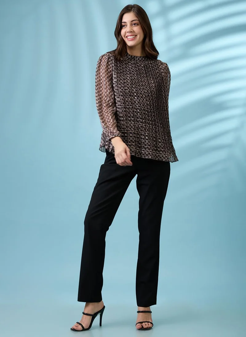 جلو باص بلوزة نسائية سوداء بياقة عالية وأكمام أسقف وطبعة تجريدية ورباط خلفي