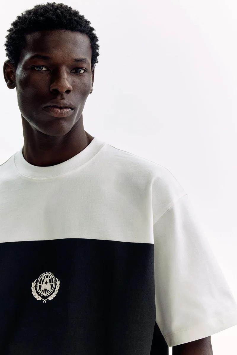 اتش اند ام تي-شيرت بقصة فضفاضة وطبعة مميزة