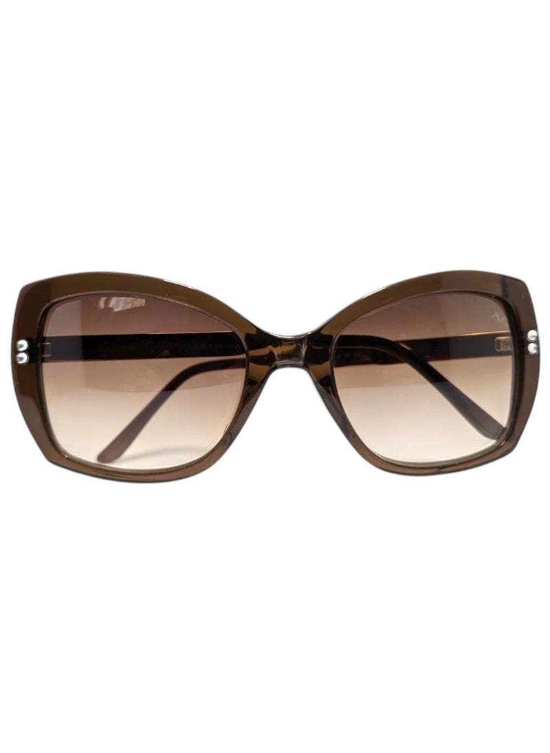 Luxury Armando Cavelli sunglasses, crafted from carefully selected premium acetate for a luxurious look and longevity with extensive use. This model combines modernity and classic style, with a raw brown acetate front and brown -plated metal temples to complete your luxury look. Comes with premium polymer lenses offer UV400 protection in a