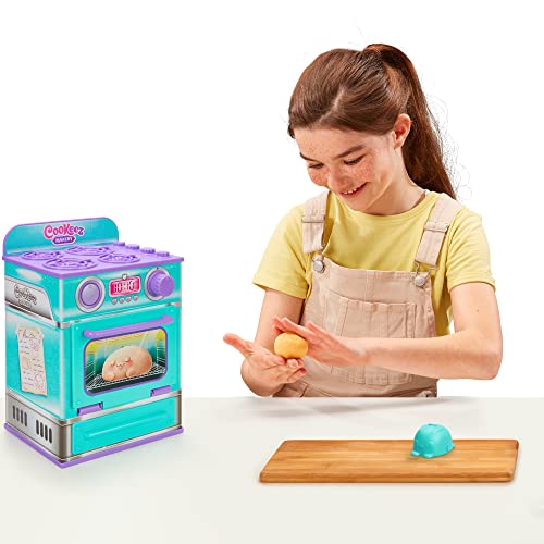 Cookeez Makery مجموعة طهي كوكيرز ماكري - مجموعة فرن اللعب التفاعلي مع رائحة دافئة غامضة (باني باركي، خبز تشياتا، أو أرنب ويتني)، أدوات خلط، عجين، وإكسسوارات، 5+  - Image 2