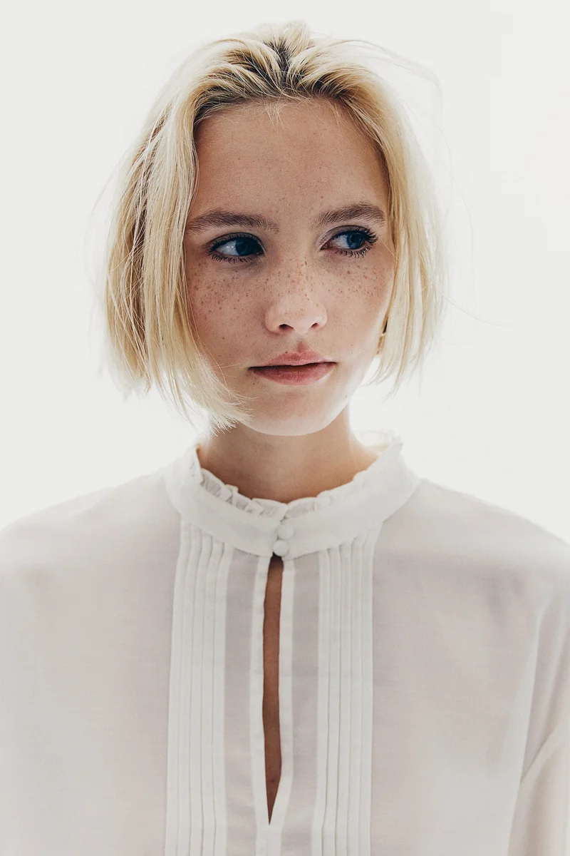 اتش اند ام بلوزة شفافة بدرزات