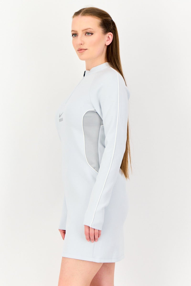 Nike فستان خارجي للنساء بشعار العلامة التجارية، رمادي فاتح - Image 3