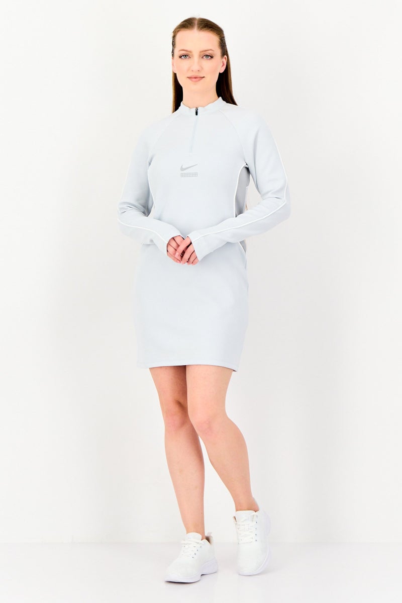 Nike فستان خارجي للنساء بشعار العلامة التجارية، رمادي فاتح - Image 4