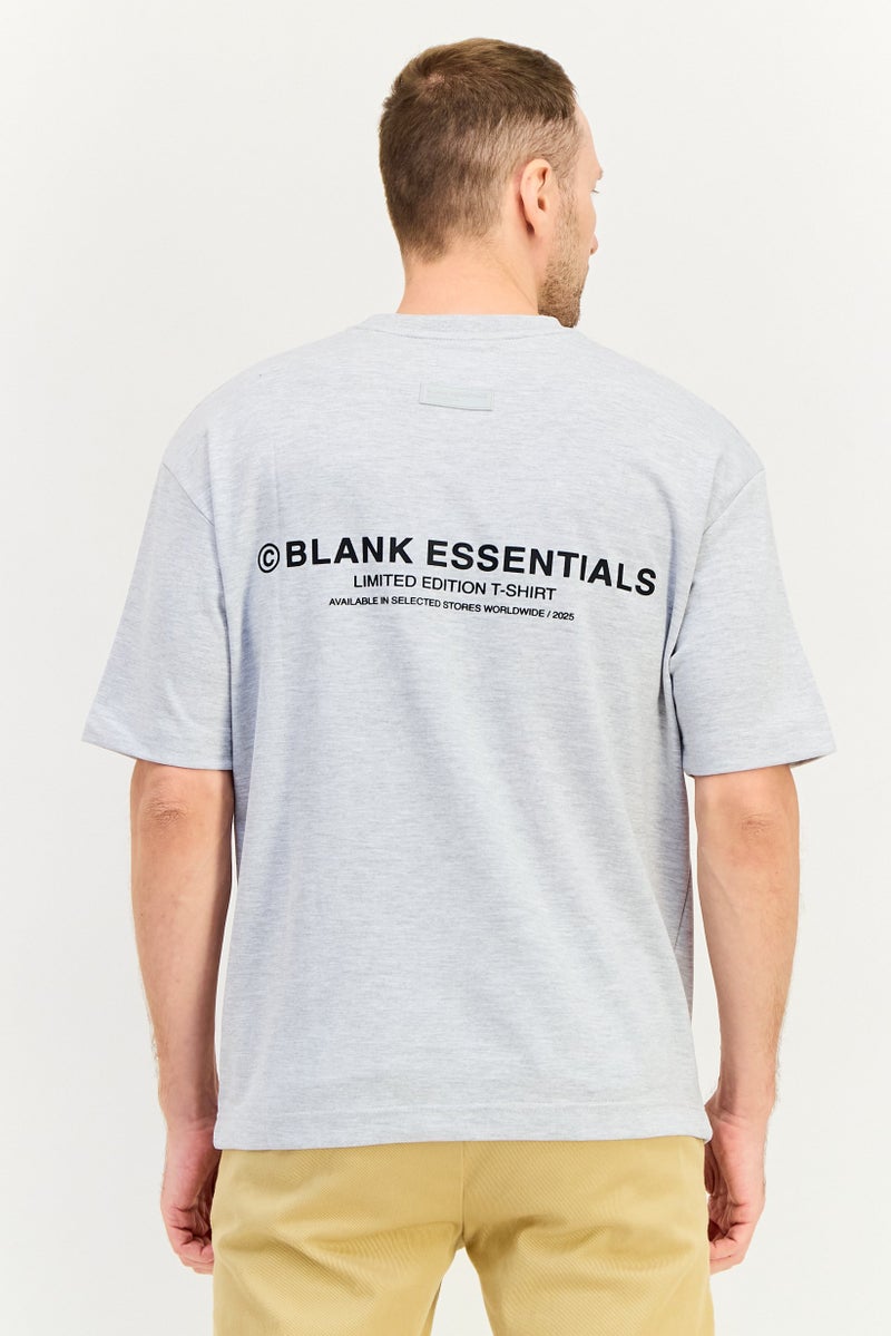 Blank Essentials تي شيرت رجالي بأكمام قصيرة وياقة دائرية بشعار العلامة التجارية، رمادي فاتح - Image 4