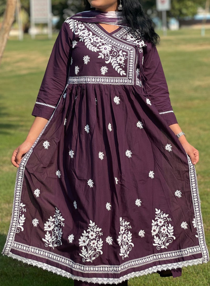 IndHeritage - Eid kurti set collection - Premium purple cotton 3pc kurti set / salwar suit with white floral embroidery - Comes with top, pants & dupatta - Indian Kurti Set IDH00175 - Image 2