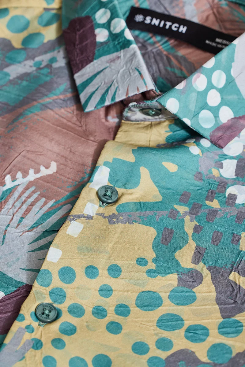 SNITCH قميص بقصة ضيقة بطبعة تجريدية متعددة