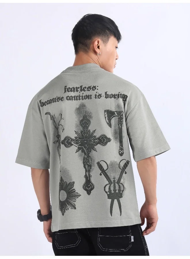 بيونغ تيشيرت فضفاض بطبعة قوطية باللون الرمادي الفاتح