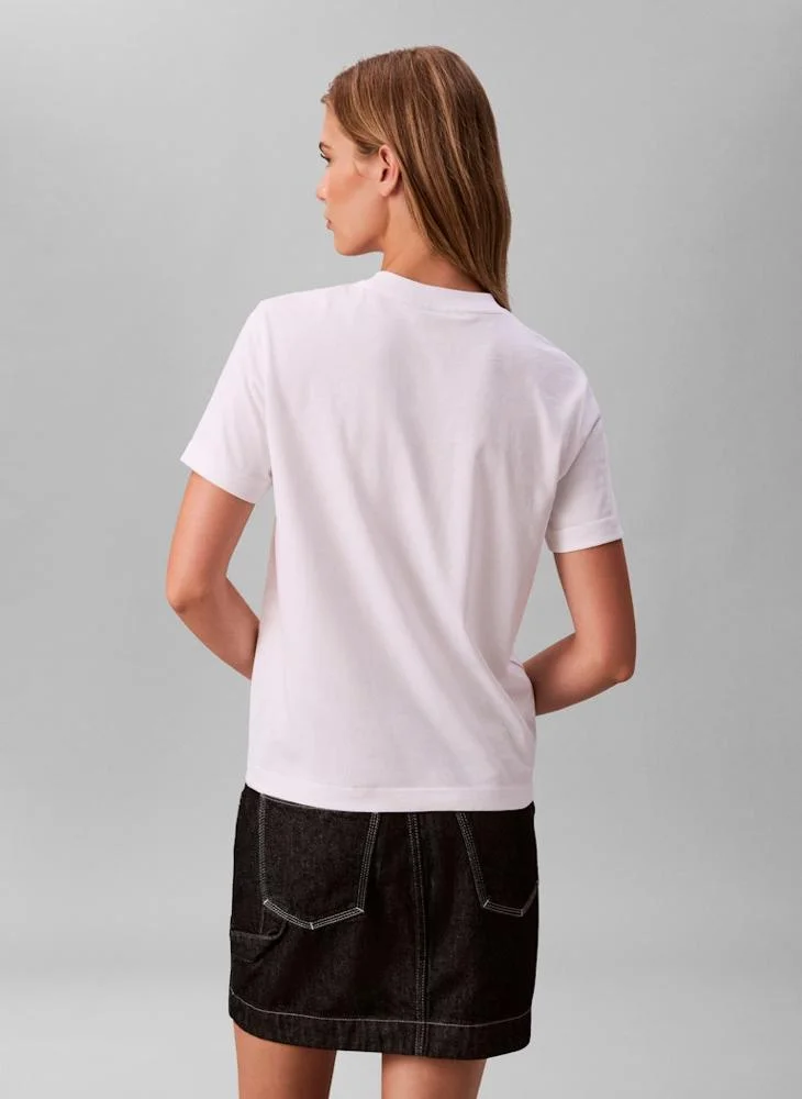 كالفن كلاين تيشيرت بياقة دائرية مزين برسمة