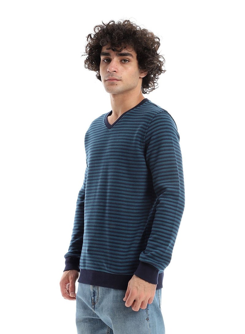 سيزار سويت شيرت رجالي مقلم برقبة علي شكل سبعة - Image 2