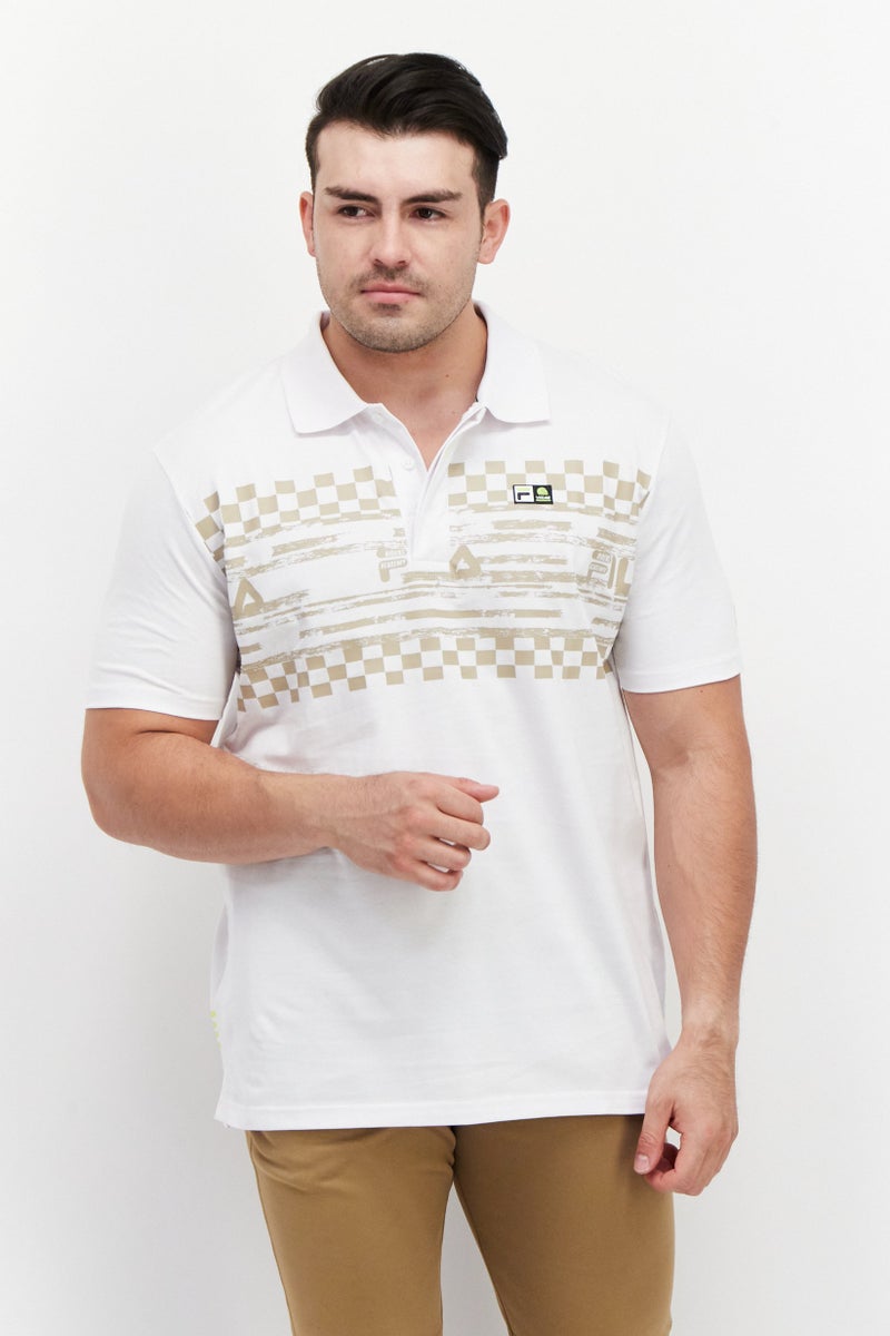 FILA قميص بولو رياضي رجالي بشعار العلامة التجارية، مجموعة باللون الأبيض - Image 1