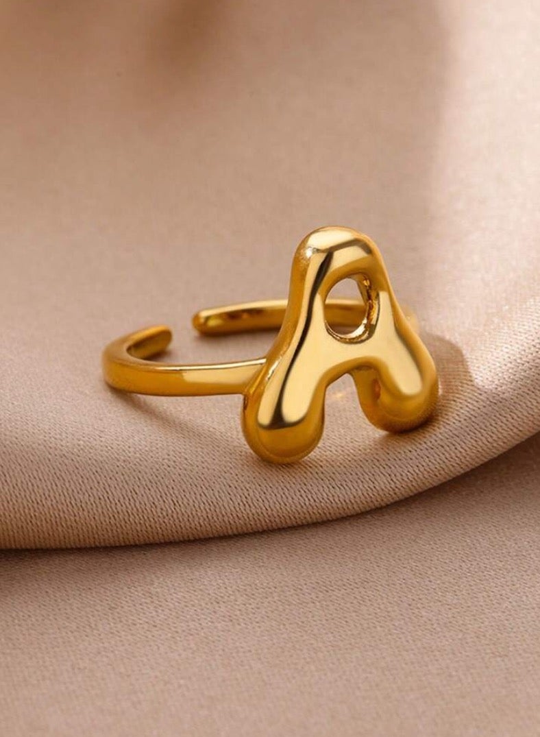 إيكوال خاتم نسائي من الاستانلس ستيل مطلي باللون الذهبي بمقاس موحد بتصميم حرف - Image 1