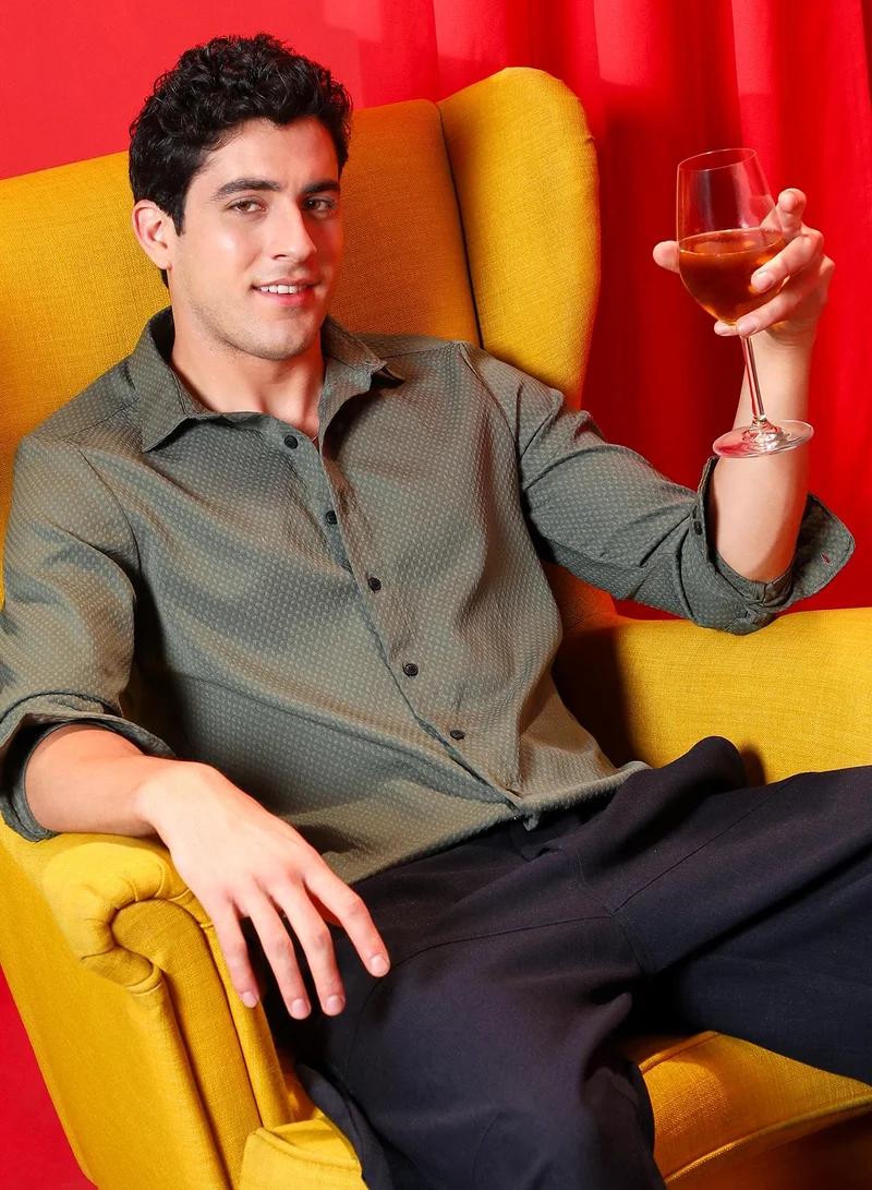 كامبوس سوترا قميص رجالي زيتوني بنقوش تكتيلية