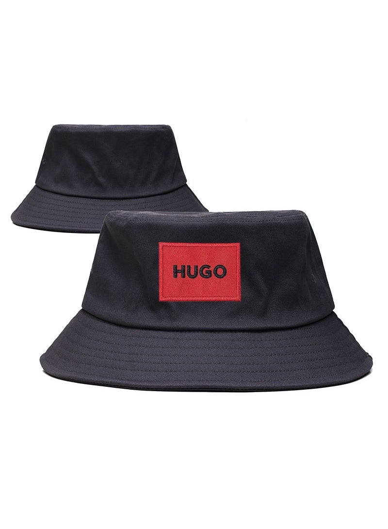 HUGO قبعة دلو زرقاء بحرية من هوجو مع رقعة شعار حمراء