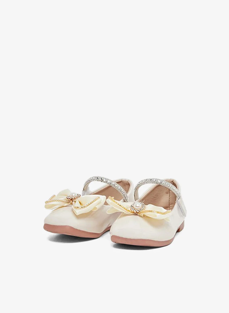 ستايلي حذاء باليرينا مزين بفيونكة ودائرة عند الأصابع