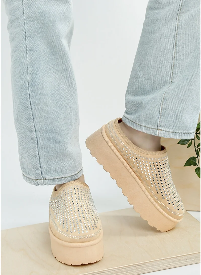 لندن راج حذاء كلاسيكي سهل الارتداء مزين بأحجار الراين باللون البيج