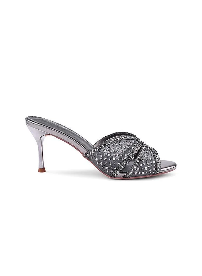 أيقون صنادل بكعب مزينة بأشرطة