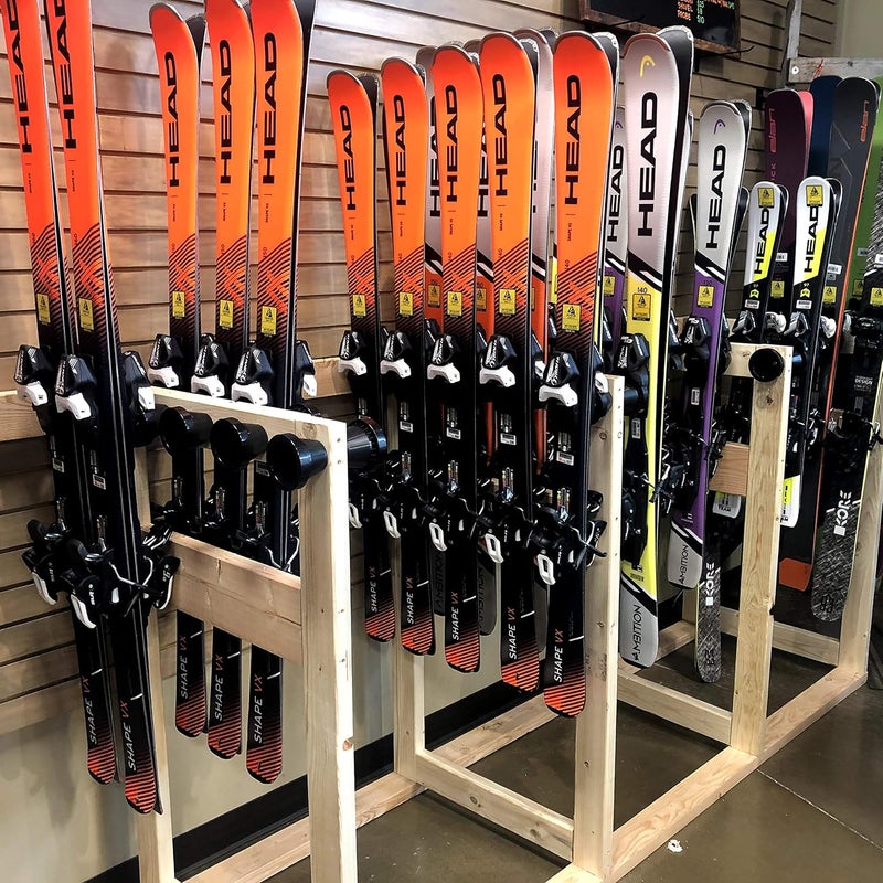 Totti Button Ski Hanger حامل زلاجات زر 5 قطع، 5 تركيبات فردية لتخزين 5 أزواج من زلاجات الألبين بأمان من أي شكل أو حجم (زلاجات مائلة، زلاجات سباق، زلاجات للأطفال) لصنع رف تخزين زلاجات على الحائط أو الأرضية - Image 4