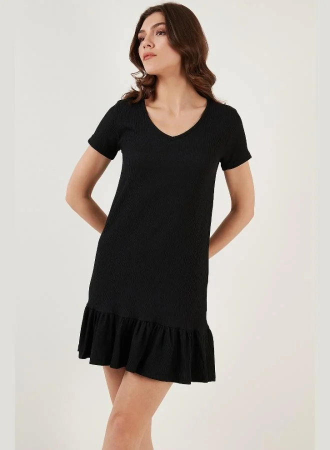 ليلا فستان قصير ليلا بقصة عادية وياقة على شكل حرف  وكشكشة من الكريب للنساء