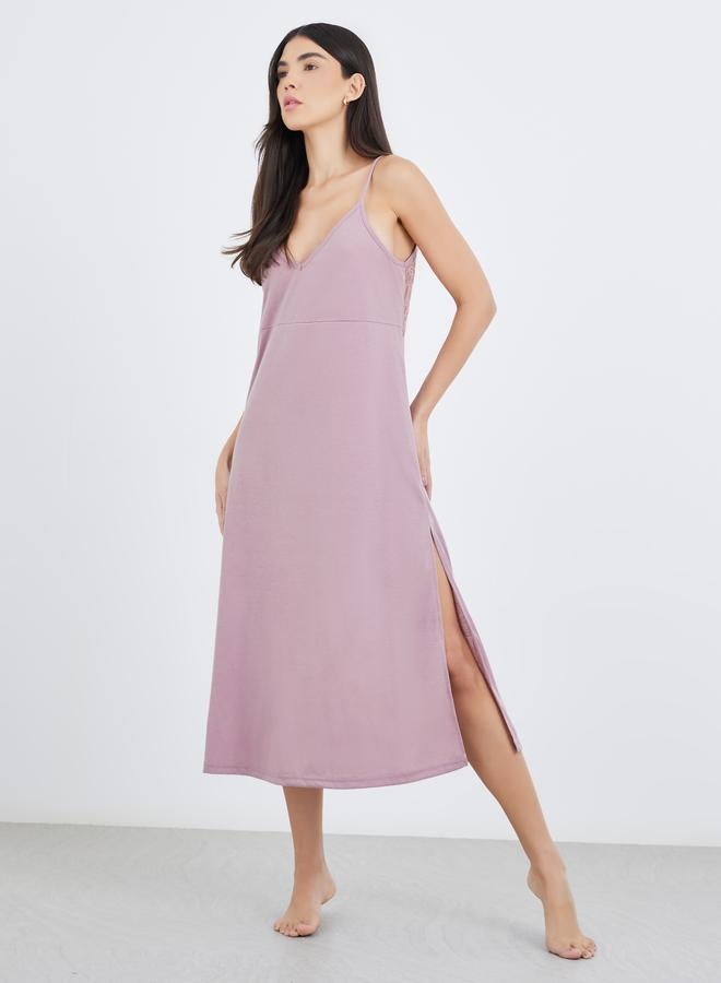 ستايلي فستان سليب بياقة على شكل حرف  وظهر مفتوح وتفاصيل دانتيل وفتحة جانبية - Image 1