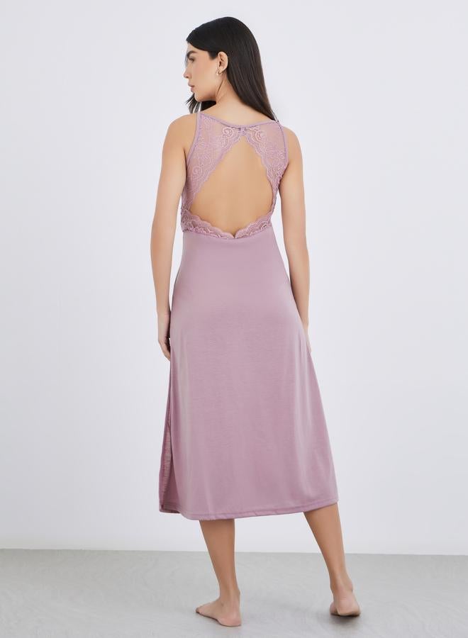 ستايلي فستان سليب بياقة على شكل حرف  وظهر مفتوح وتفاصيل دانتيل وفتحة جانبية - Image 5