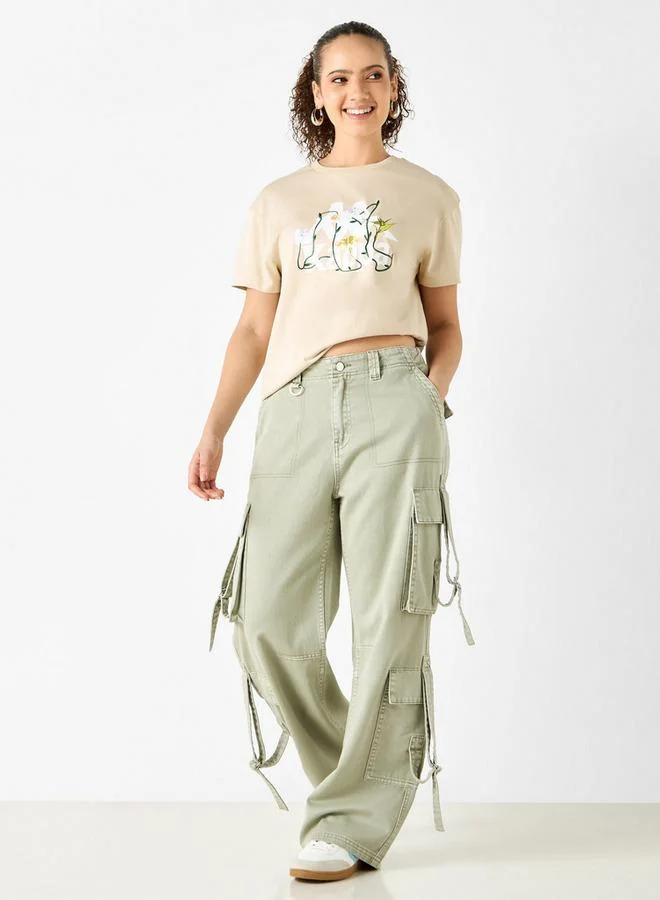 كابا تيشيرت بياقة ضيّقة وأكمام قصيرة وطبعات من كابا