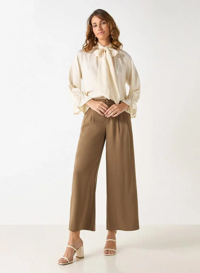 ايكونيك بلوزة بارزة الملمس بأكمام واسعة مع ربطة عنق من آيكونيك