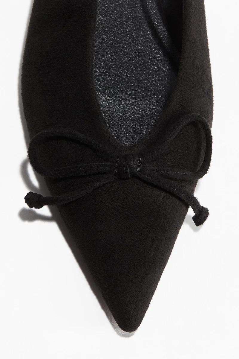 اتش اند ام حذاء بظهر مكشوف ومزيّن بربطة