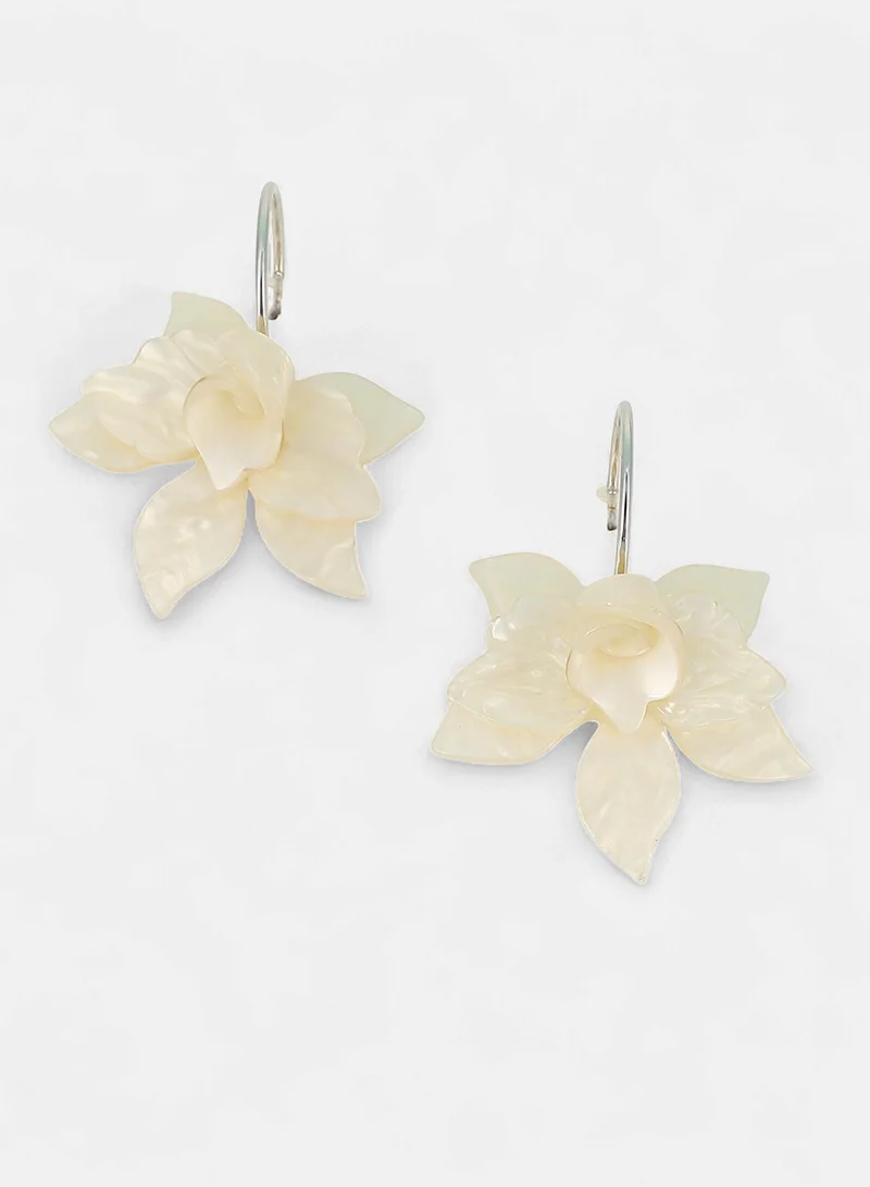 Sohi  Women The La-Flora Hoop Earrings | Ivory White & Metallic  Colour | One-Size | Metallic Acrylic & Alloy Material | Push Back Closure | Earrings For Casual & Evening Wear for Women | Best Price UAE