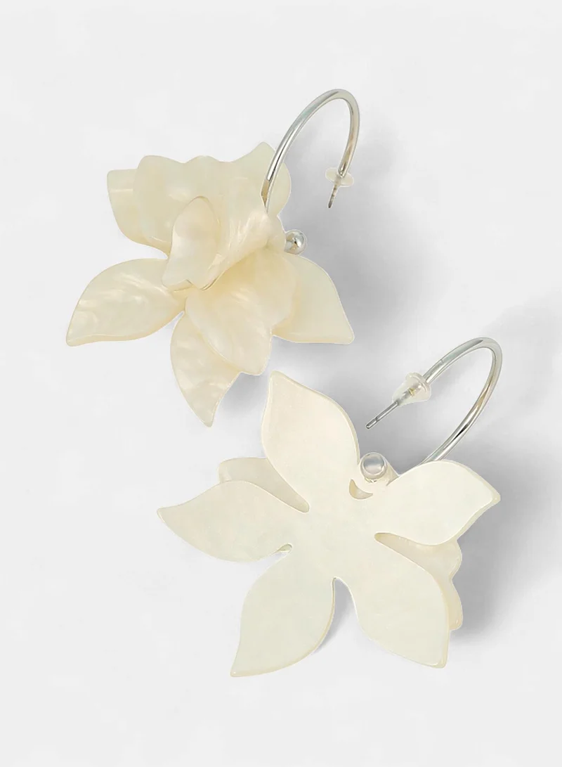Sohi  Women The La-Flora Hoop Earrings | Ivory White & Metallic  Colour | One-Size | Metallic Acrylic & Alloy Material | Push Back Closure | Earrings For Casual & Evening Wear for Women | Best Price UAE