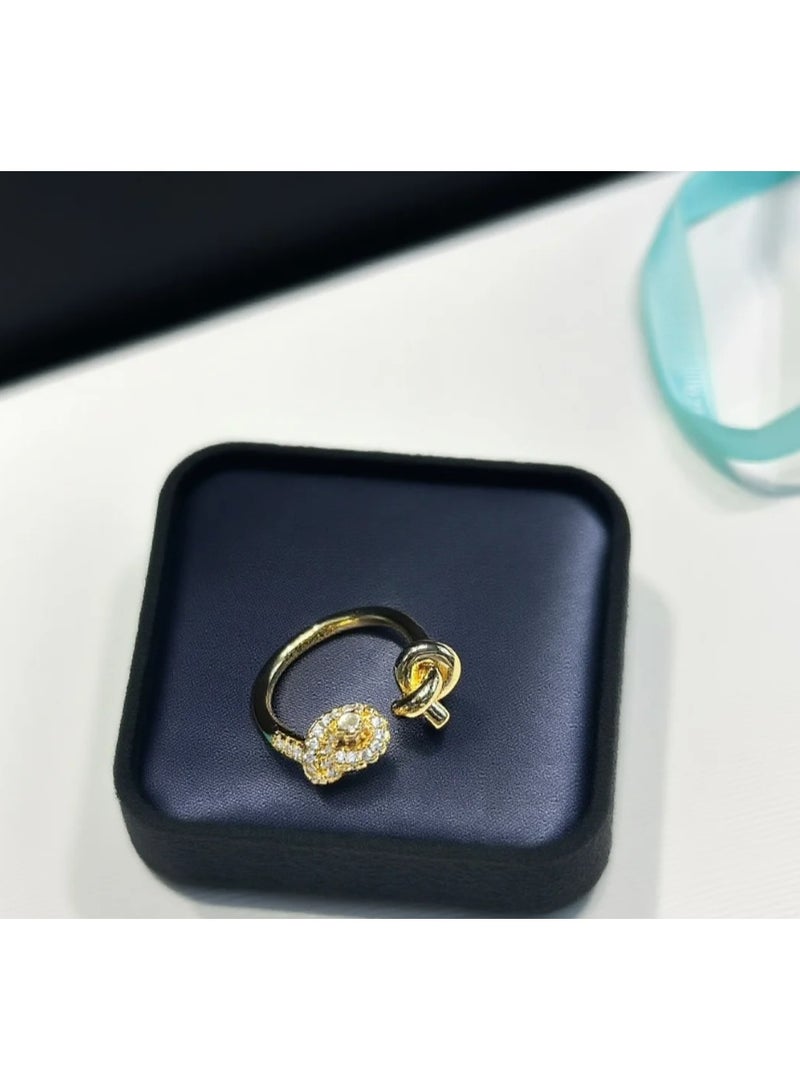 The ring is fashionable with all copper gold-plated craftsmanship, shining and beautiful