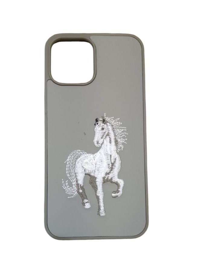 كيس جراب هاتف مضاد للصدمات بتصميم تطريز حصان لهاتف آيفون 13 باللون رمادي
