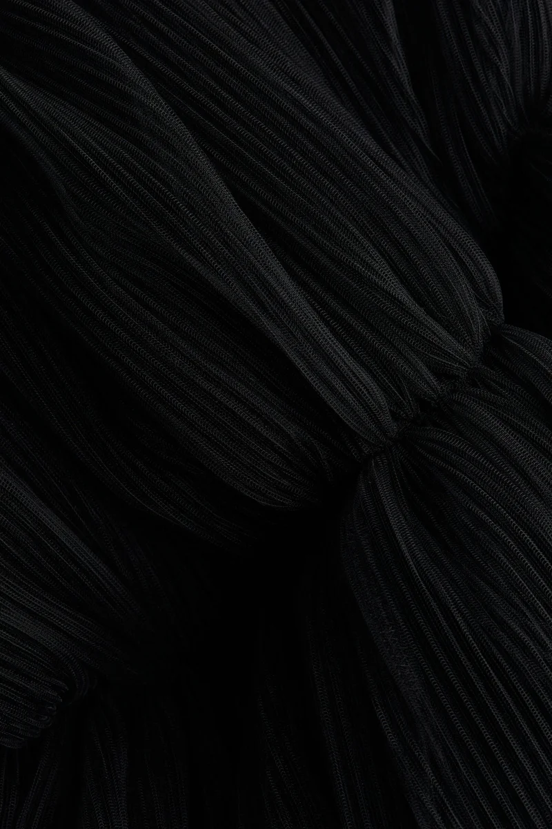 اتش اند ام بلوزة بأربطة على العنق من التول المزين بكسرات