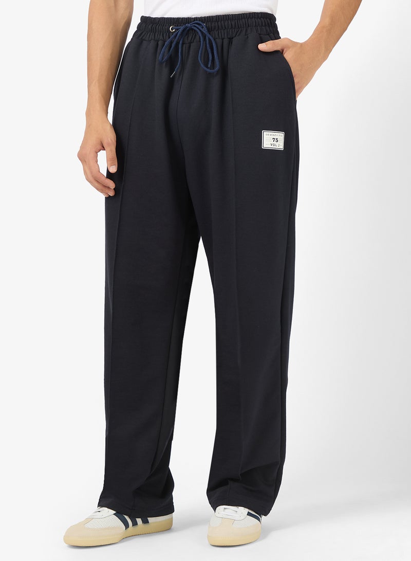 سفنتي فايف بيسيكس بنطلون رياضي بطبعات جرافيك وحافة مفتوحة - Image 1