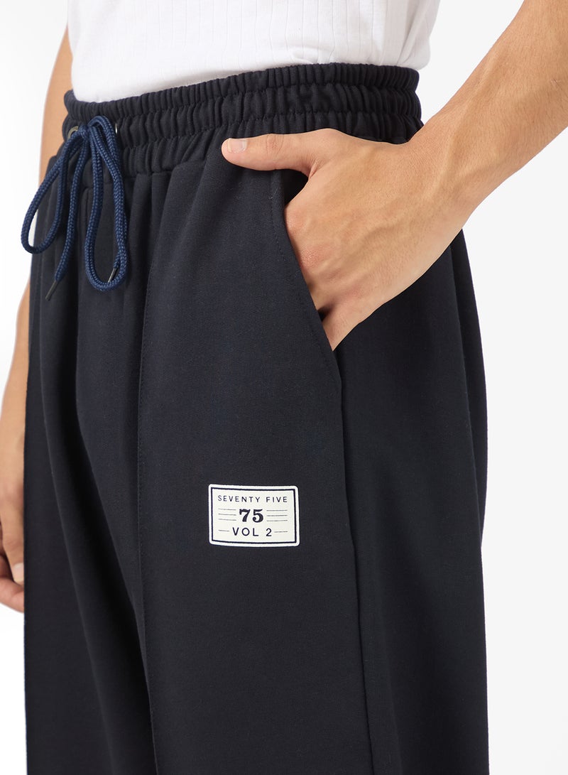 سفنتي فايف بيسيكس بنطلون رياضي بطبعات جرافيك وحافة مفتوحة - Image 4