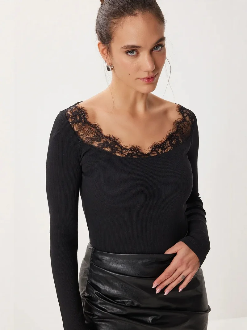 السعادة في إسطنبول ISTANBUL Lace Detail Long Sleeve Blouse