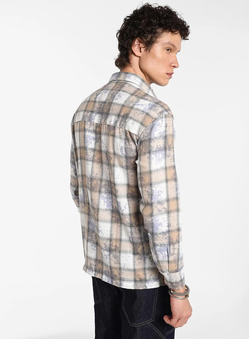 Campus Sutra Men's Light Beige & Off-White Tie-Dye Plaid Oversized Shirt | رجالي | طوق منتشر | أكمام طويلة | كاروهات | كاجوال ويومي | قميص واسع