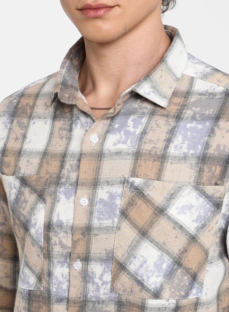 Campus Sutra Men's Light Beige & Off-White Tie-Dye Plaid Oversized Shirt | رجالي | طوق منتشر | أكمام طويلة | كاروهات | كاجوال ويومي | قميص واسع