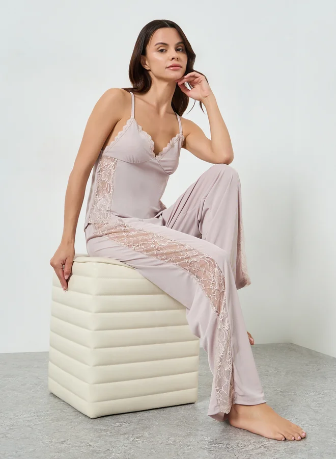 ستايلي طقم بيجاما من بنطال وبلوزة كامي بتفاصيل دانتيل